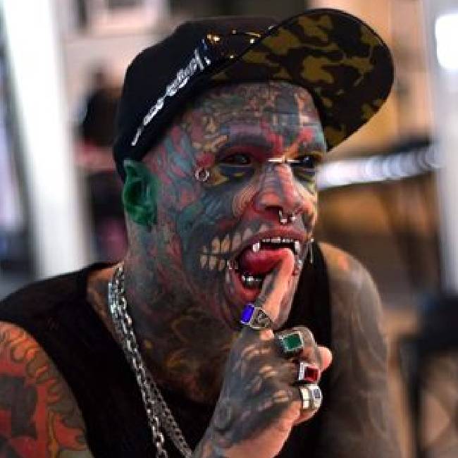 Смотрите, как выглядит дедушка, который превратил себя в "инопланетного дьявола"